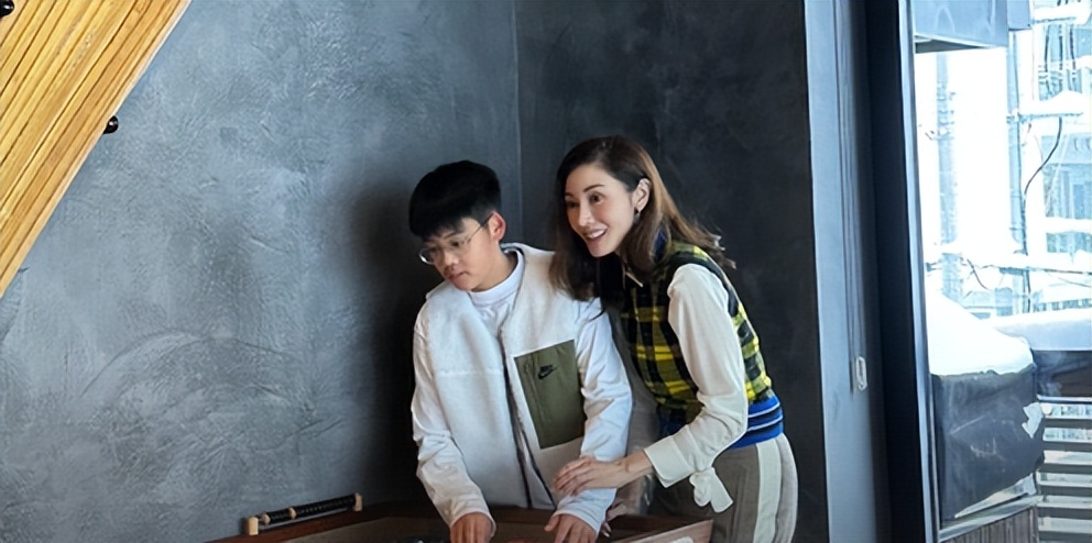 李嘉欣为60岁老公庆生,李嘉欣和许建彤视频