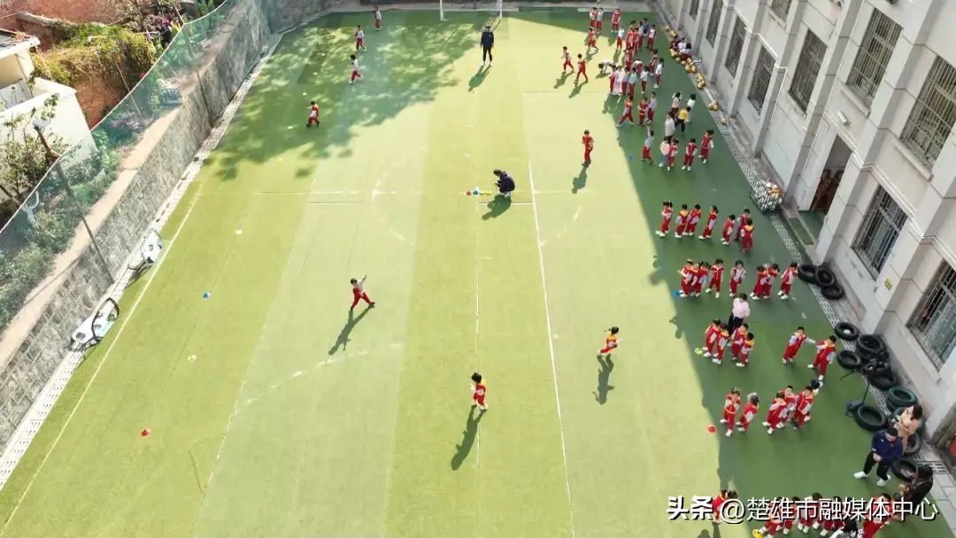 培养孩子从娃娃抓起,足球从小孩抓起