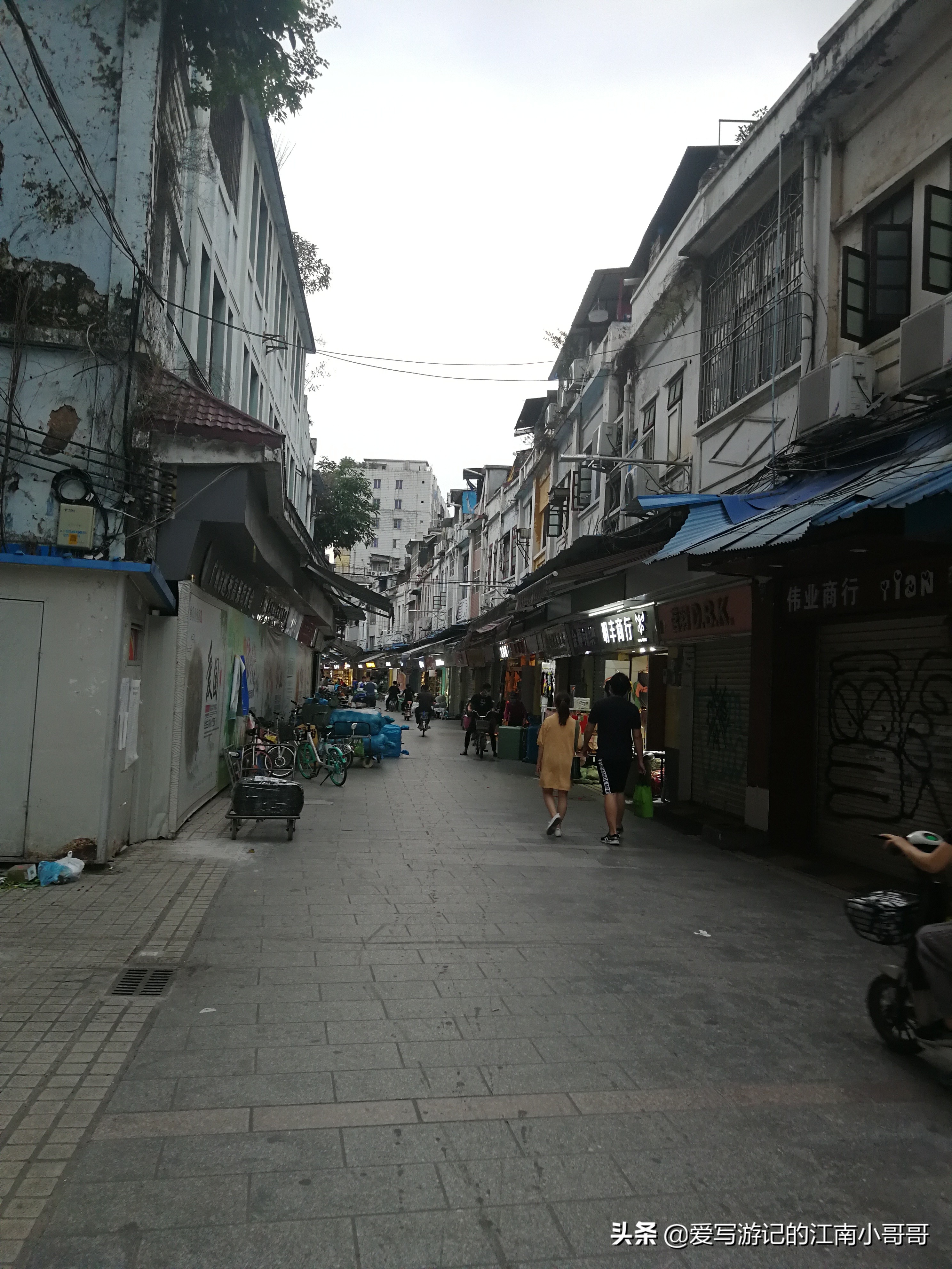 来到临泉步行街,来到成都步行街