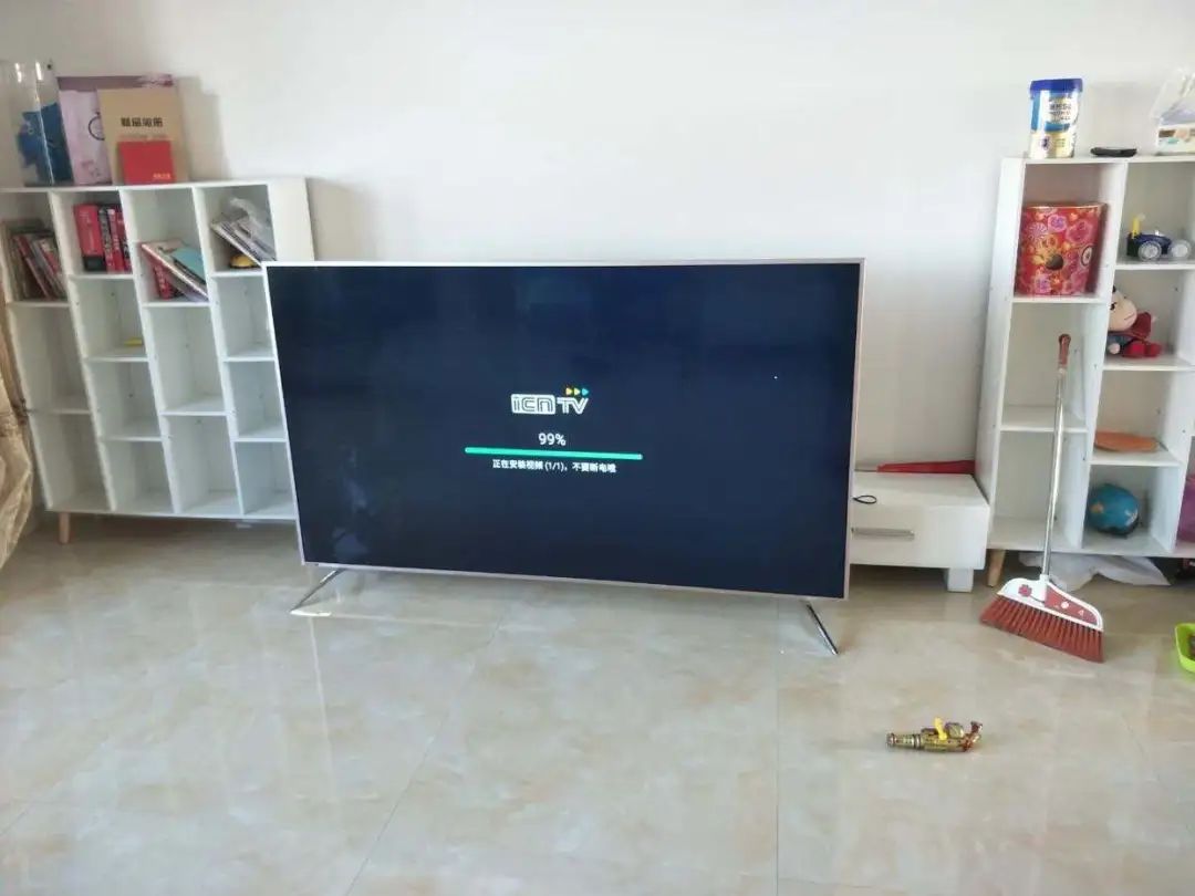 液晶电视黑屏是什么原因啊,液晶电视开机一闪就黑屏