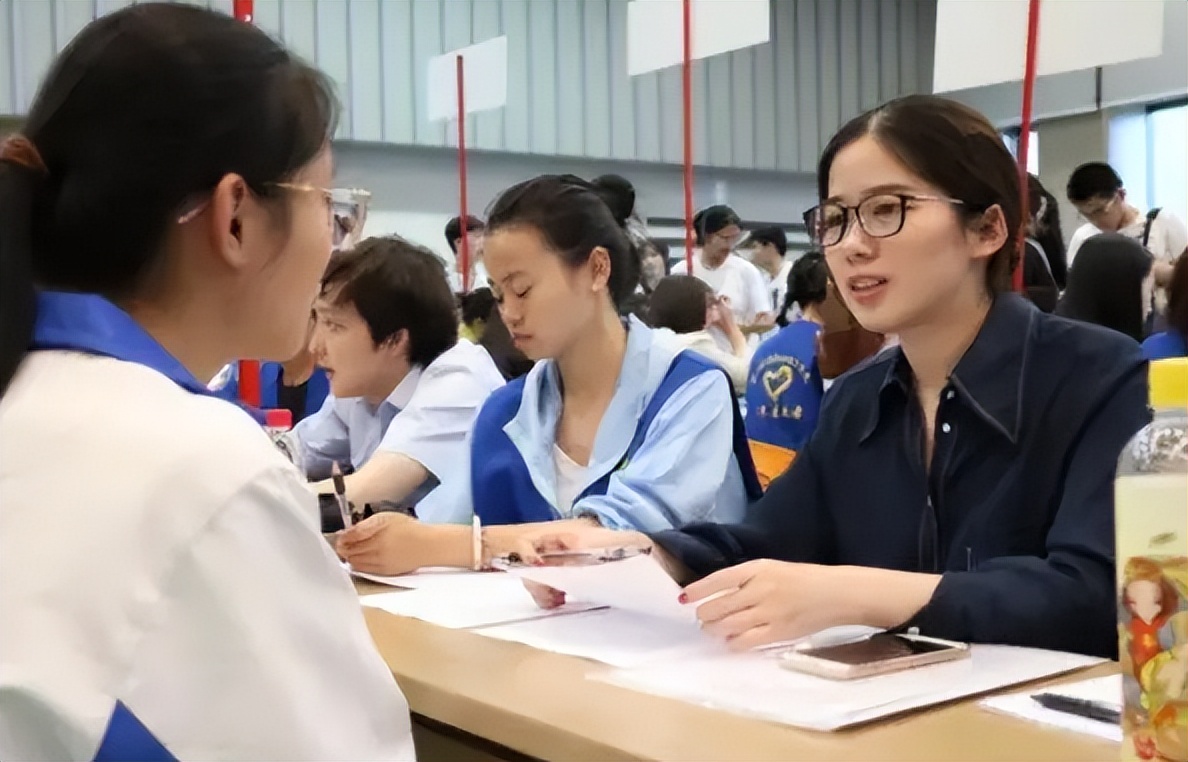 面试打包买一送一，毕业生分享求职奇遇，面试不成反给爸爸找个活