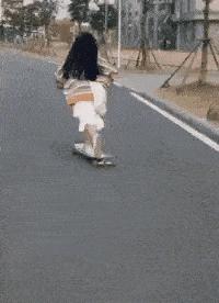 老师上课忘记关投影仪了,女老师上课期间忘记关投影仪