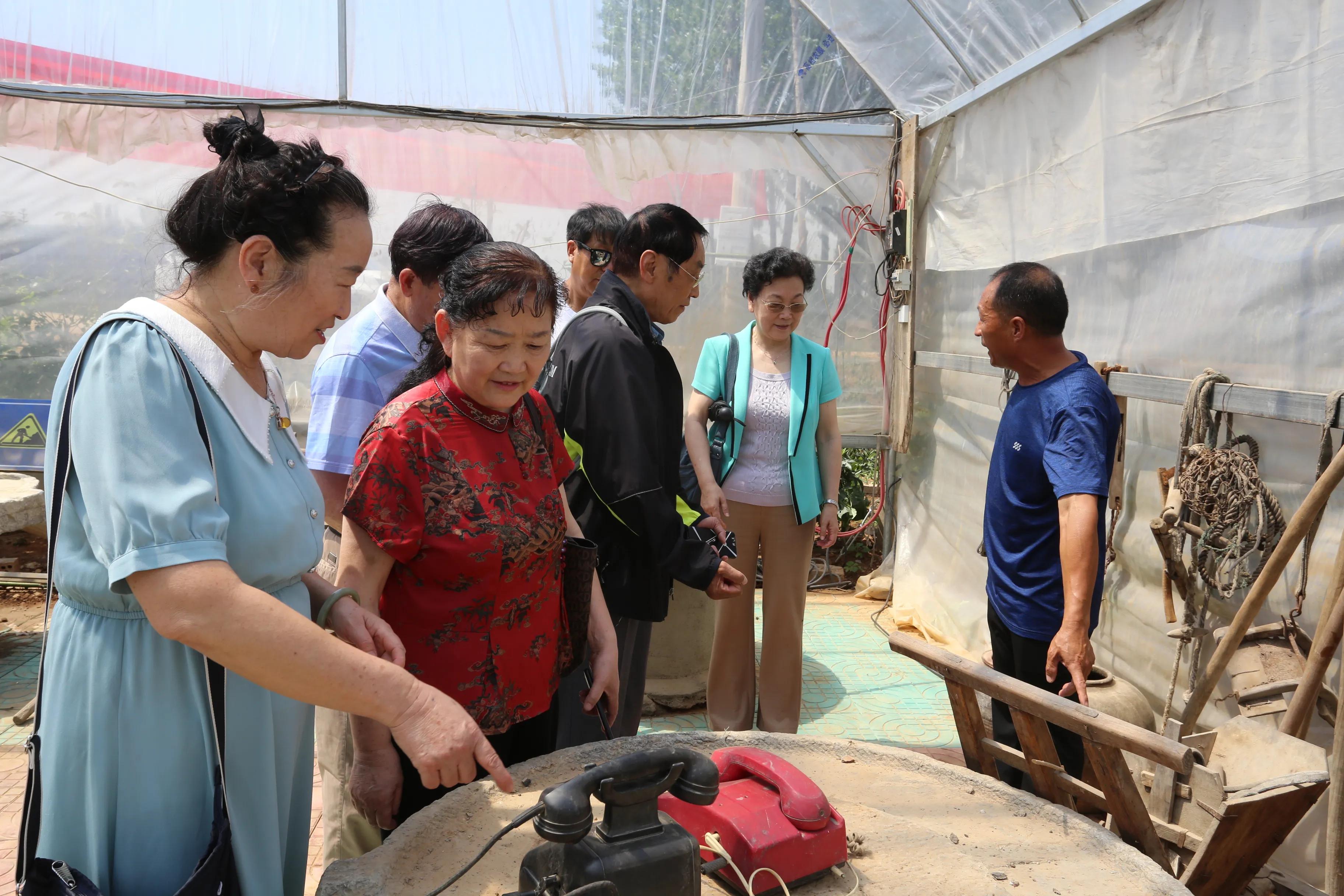 唠家常叙亲情谈未来老知青回访辘轳井记者杨军孙明春