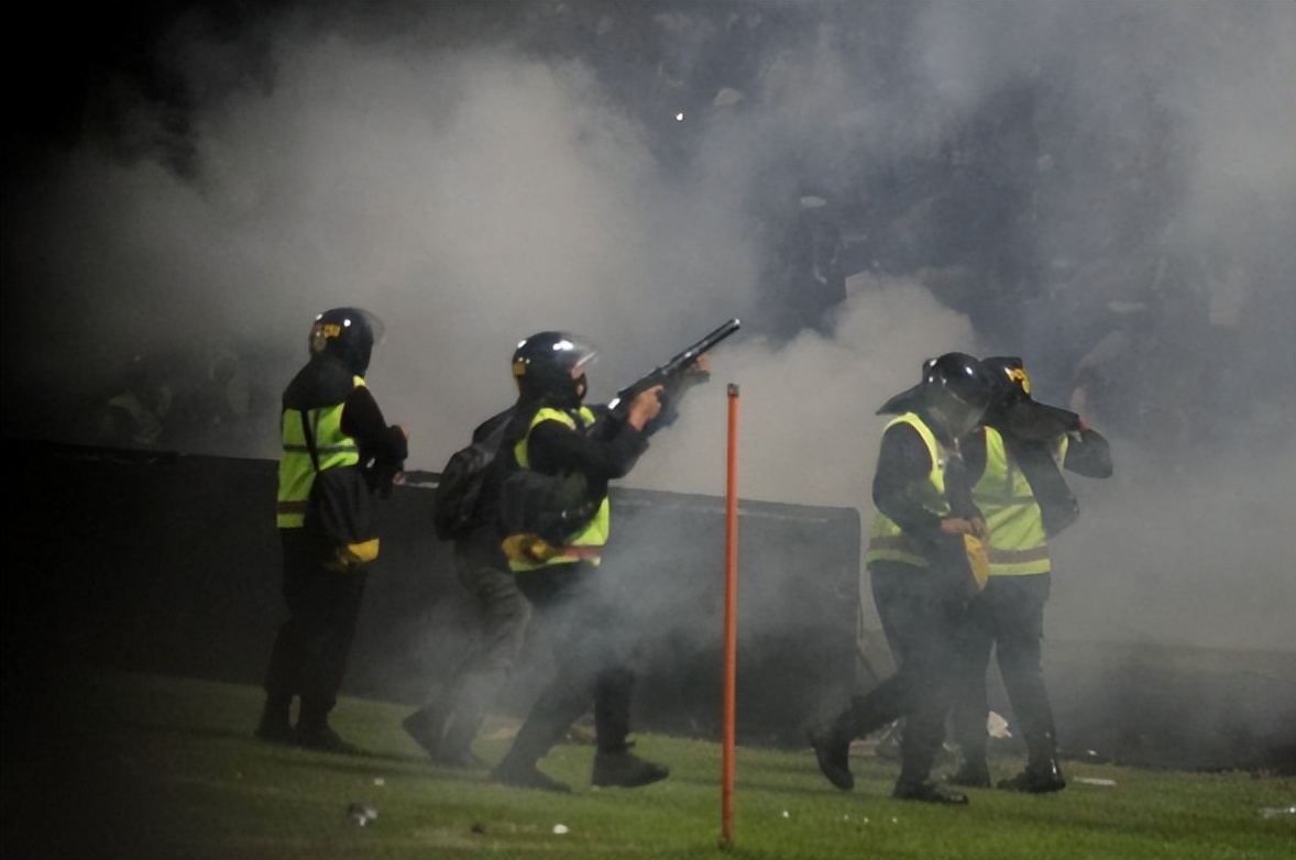 三名小球迷冲入场内梅西现场视频,梅西怎么回应被中国小球迷拥抱