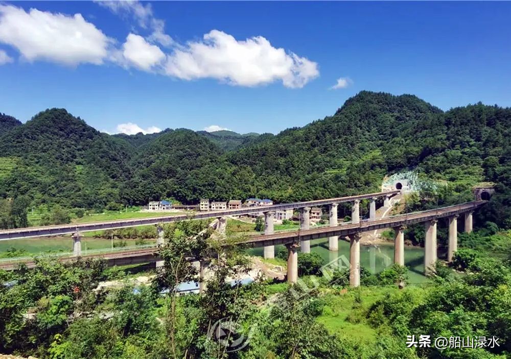 她在我心中像一朵云,她像一朵云