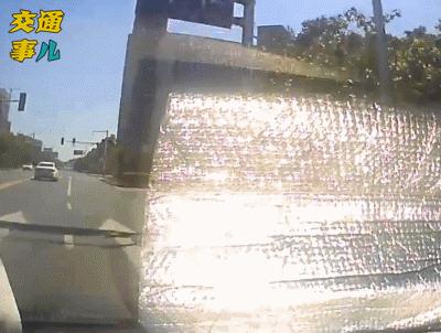 一组动图警示你：迎着阳光开车，刺眼的光线容易干扰司机的判断，阳光直射的时候记得戴好太阳镜放下遮阳板