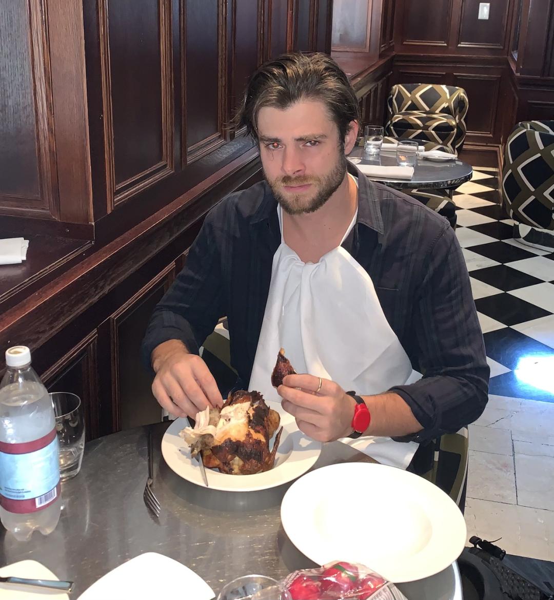 为拯救世界，美国帅哥决定狂吃40只鸡！全城500人现场围观加油