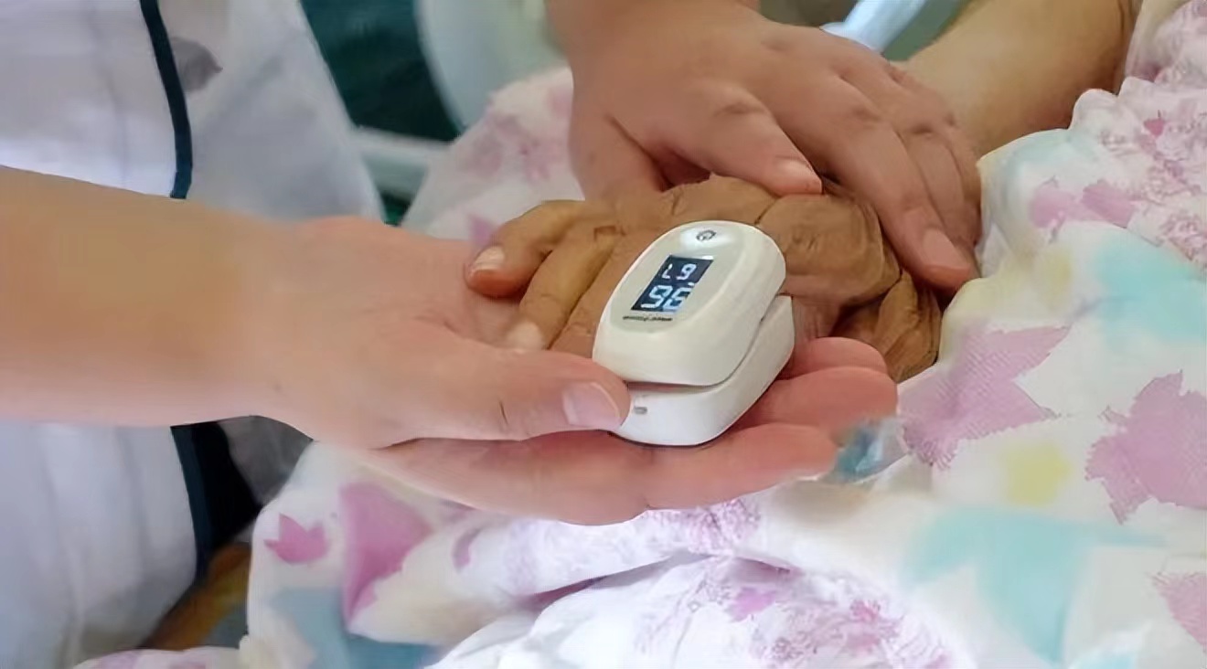 我,90后女孩,在深圳给特殊老人洗澡,可年收入36万,就是有点累