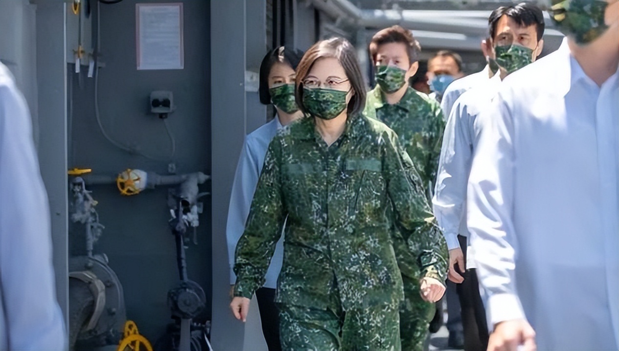 台当局称只要满足条件就可以接受大陆入伍，网友：能携带装备去么