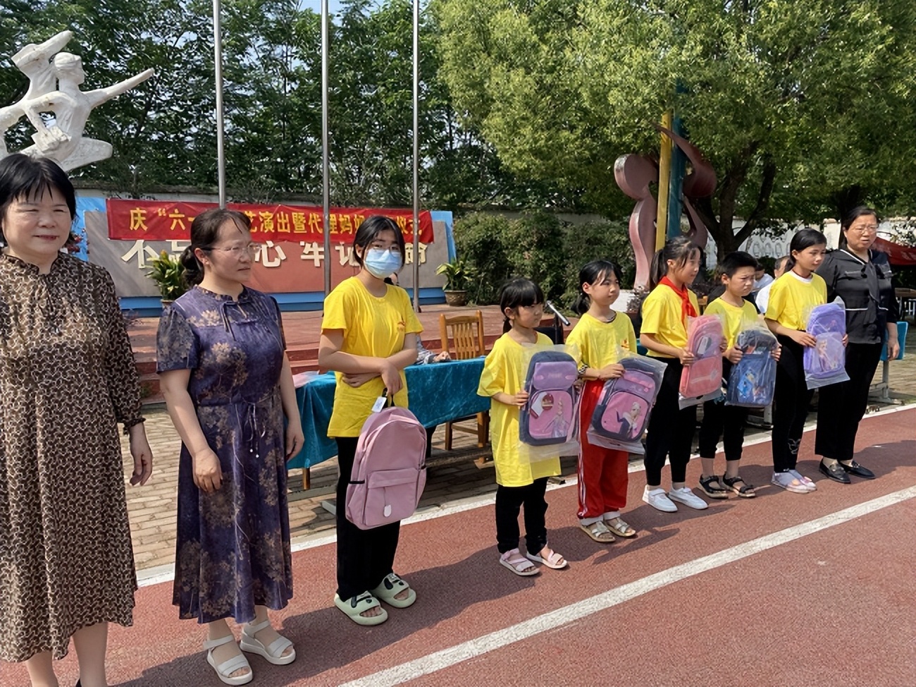 南阳市妇联代理妈妈结对帮扶仪式,代理妈妈帮扶贫困学生