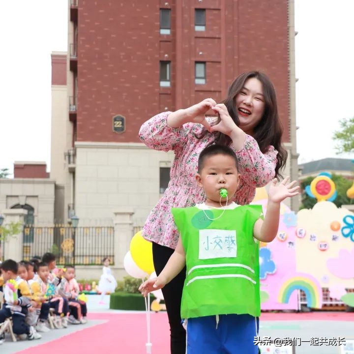 六一幼儿园全班环保t台时装秀,六一儿童节自制环保衣服详细教程