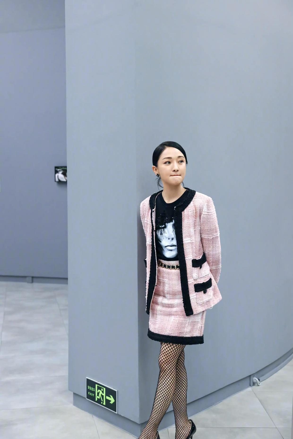 周迅亮相秀场穿搭随性,周迅机场穿衣搭配西装外套