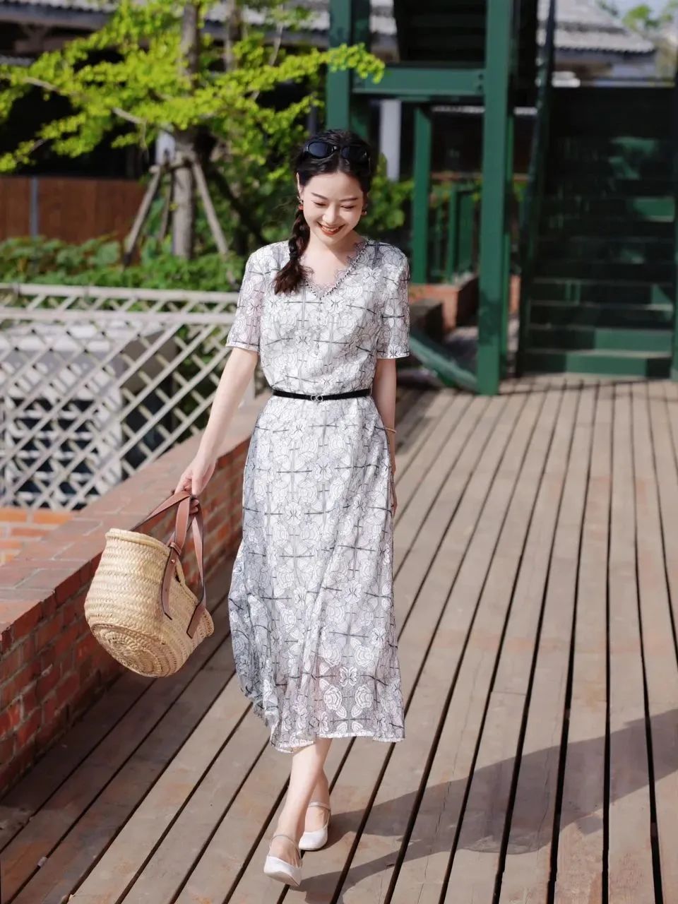 今年流行的连衣裙让你穿出女神范,穿春款连衣裙适合穿啥裤子