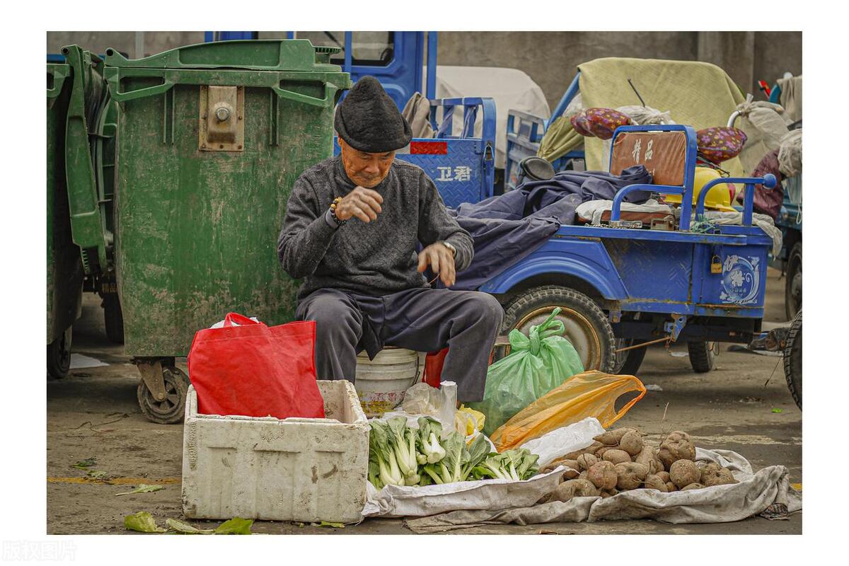 无耻！陕西安康一男子购买8000元假钞，专骗集市摆摊老人