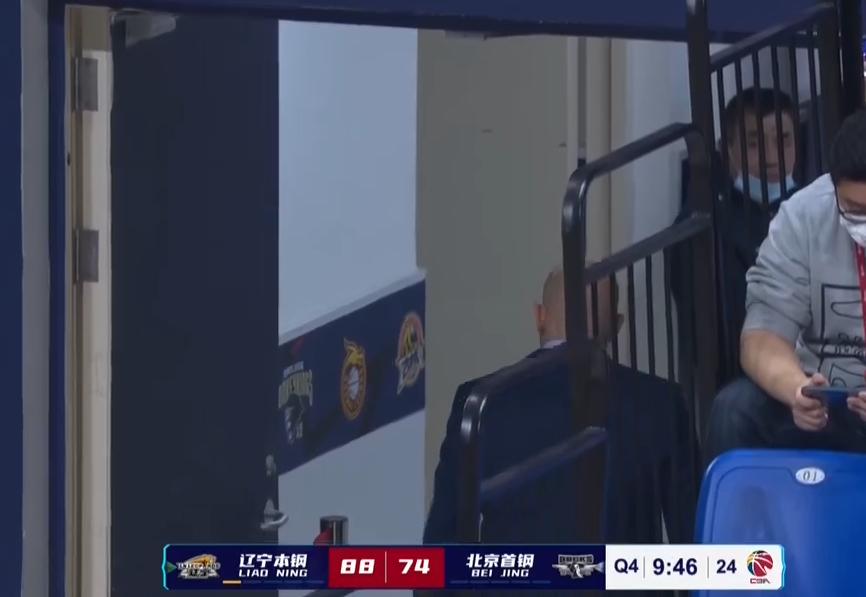 翟晓川朱彦西与球迷发生冲突,朱彦西三分绝杀翟晓川