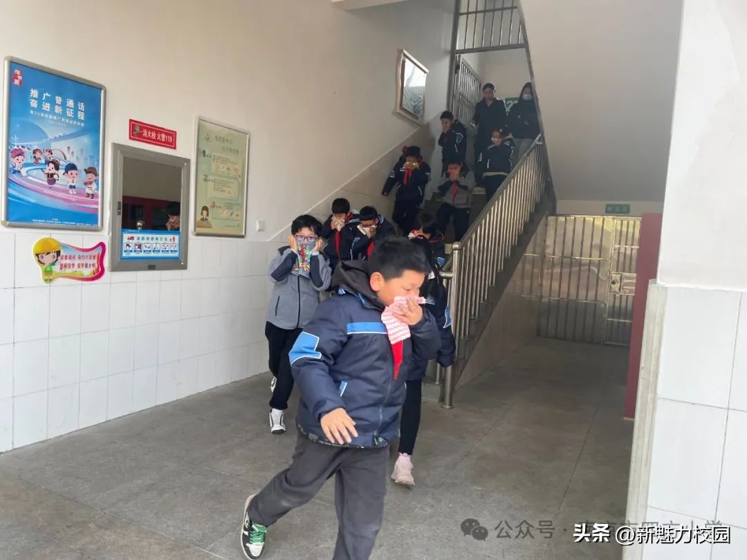 警钟长鸣消防安全活动,小学生消防安全疏散演练活动报道