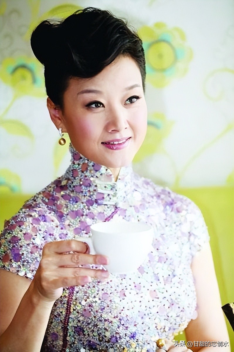 《新闻联播》主播，离不开李瑞英；唱歌，离不开*祖英宋**