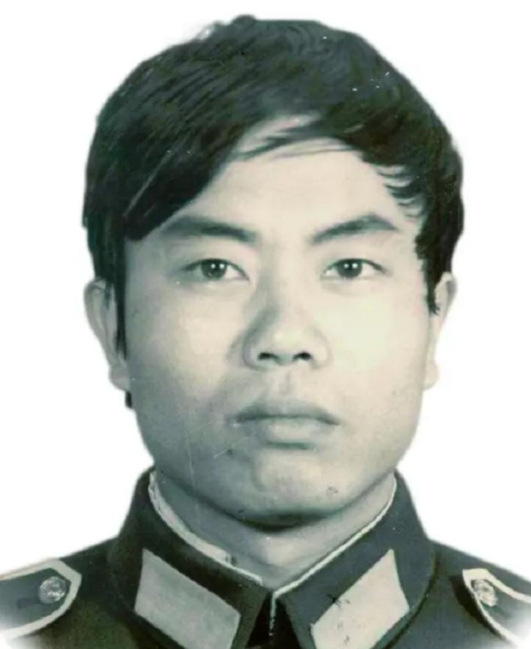 25岁民警倒下一瞬间,22岁缉毒警察牺牲前照片曝光