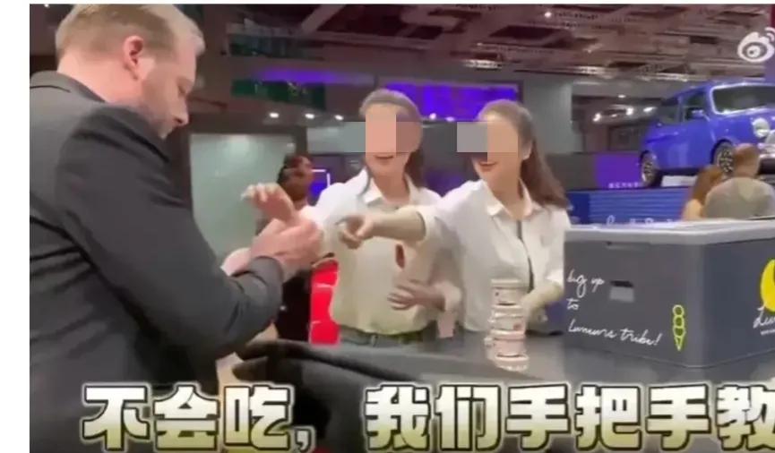 吃冰激凌的老外都是同事，别网暴了，小姑娘不容易，品牌道歉了