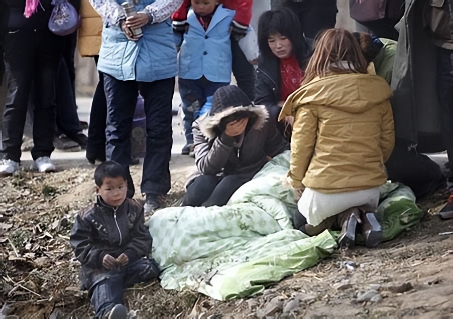 10年邮政局局长驾公车酒后约会女下属,将5名少年撞死,获赔23万