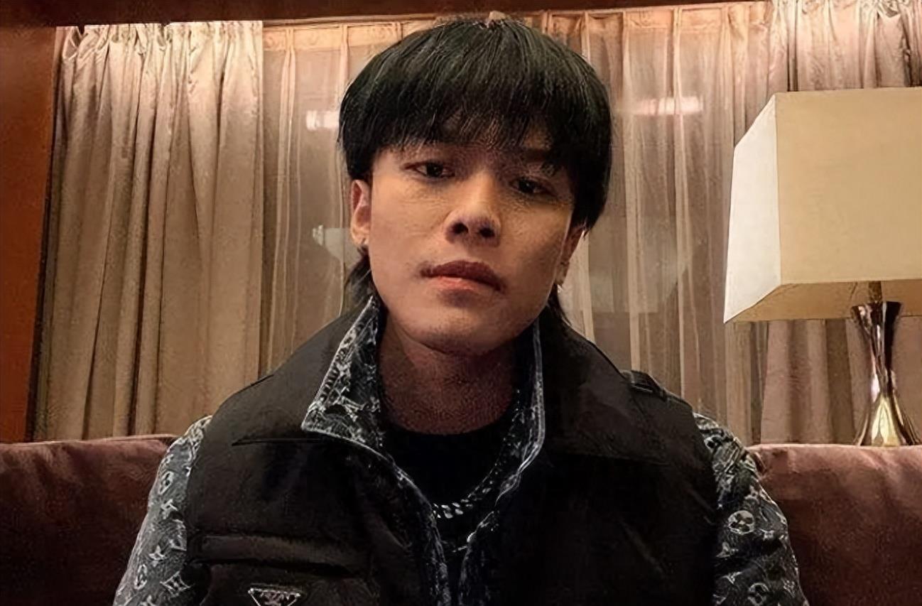 关注小杨哥爸爸不雅视频：群已解散，涉事者删除评论