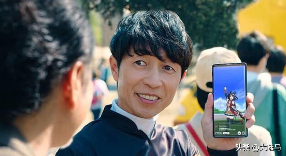 因中国要扫健康码,53岁日本“国宝”骑师买了人生第一部智能手机