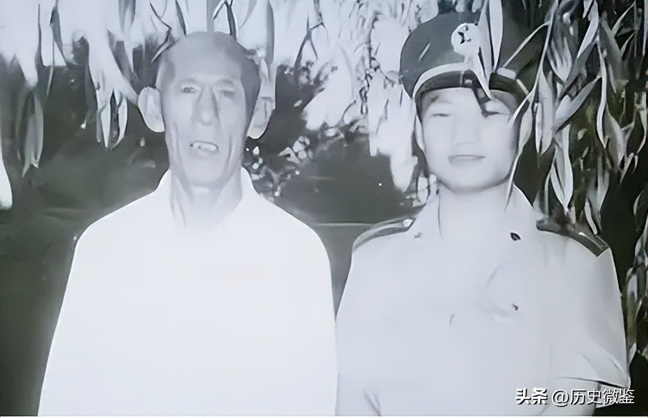 1990年，老农因儿子参军落选，拿出小学课本说：里面的烈士包括我