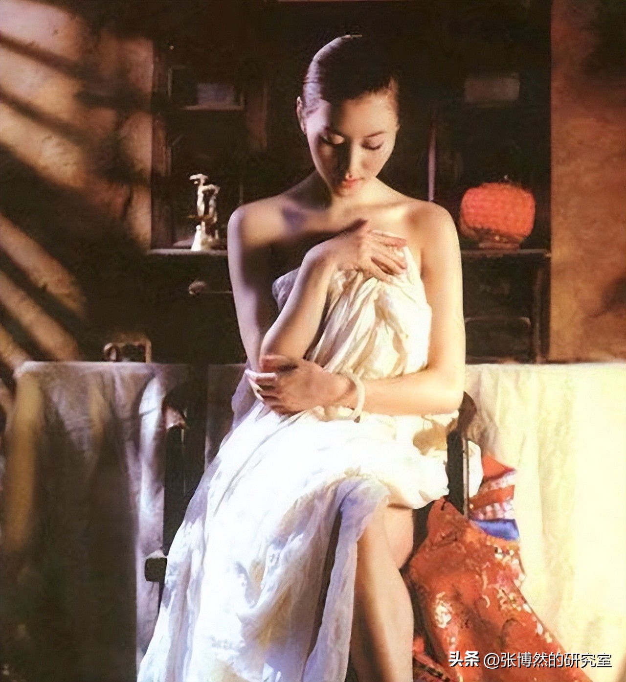 舞蹈家汤加丽：拍摄“全裸写真”，爆火后与家庭决裂，如今咋样