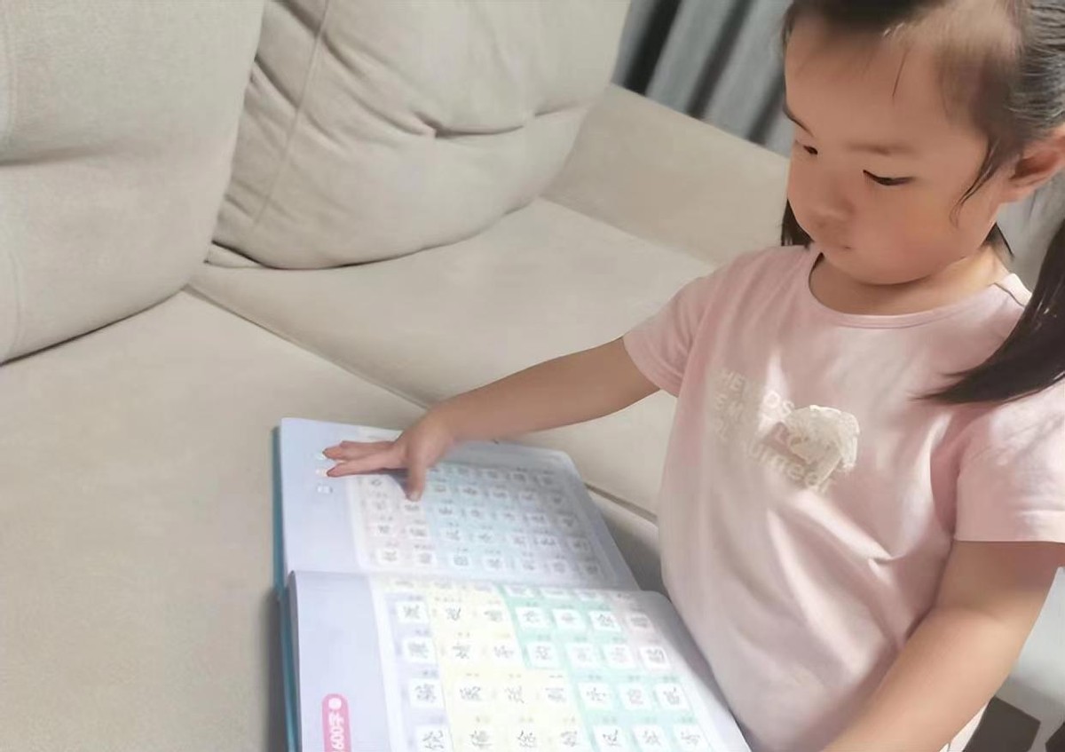 学前班孩子识字遇到的问题,幼儿园该不该学习认字