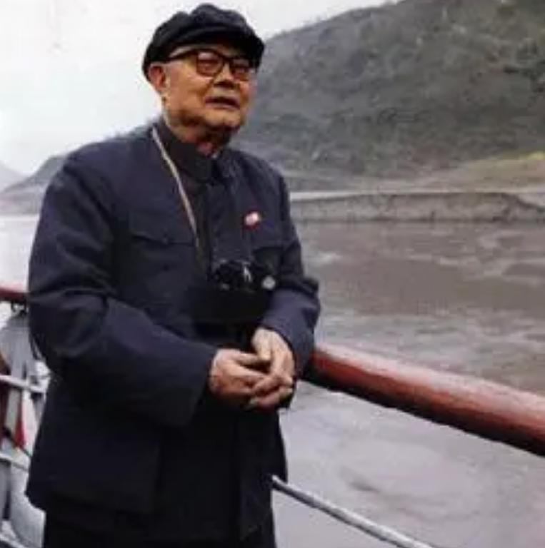 2008年*国锋华**去世，葬礼上一男子高举横幅，用16字诠释了他的一生