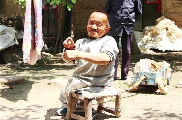 00后小伙靠捡废品养活一家4口,一男子捡垃圾养瘫痪妻子