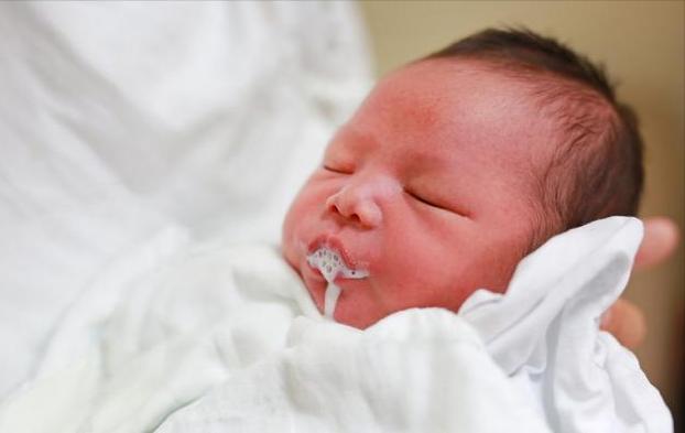 宝宝爱吐奶如何喂奶,宝宝爱吐奶有什么好办法