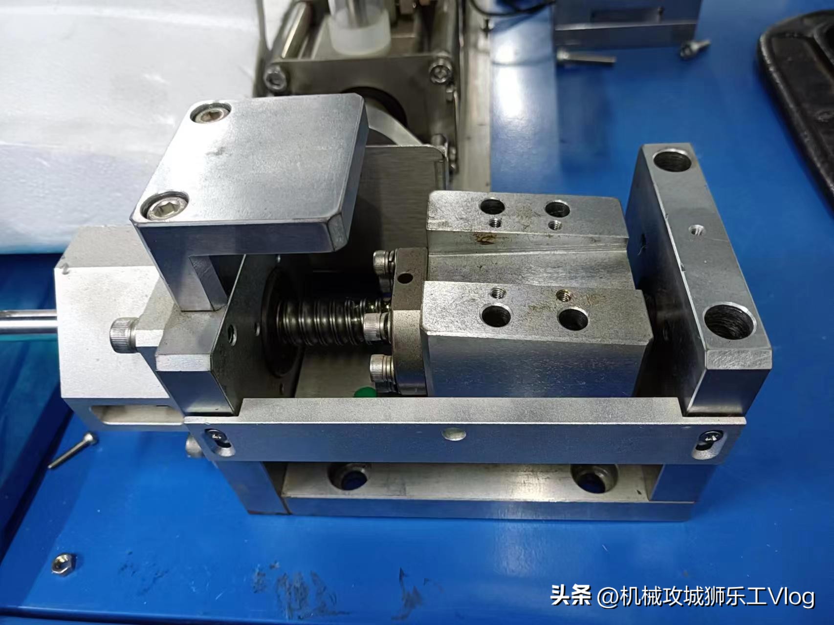 牌照螺丝断了半截在孔里怎么取出,螺丝断在孔内最简单的取出方法