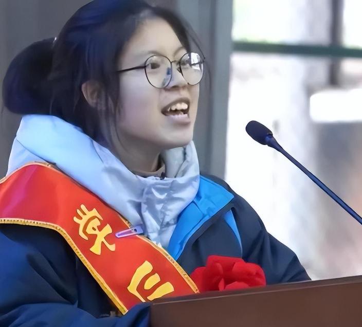 被网暴的“誓师女孩”，全校文科第一，用实力证明自己的样子真美