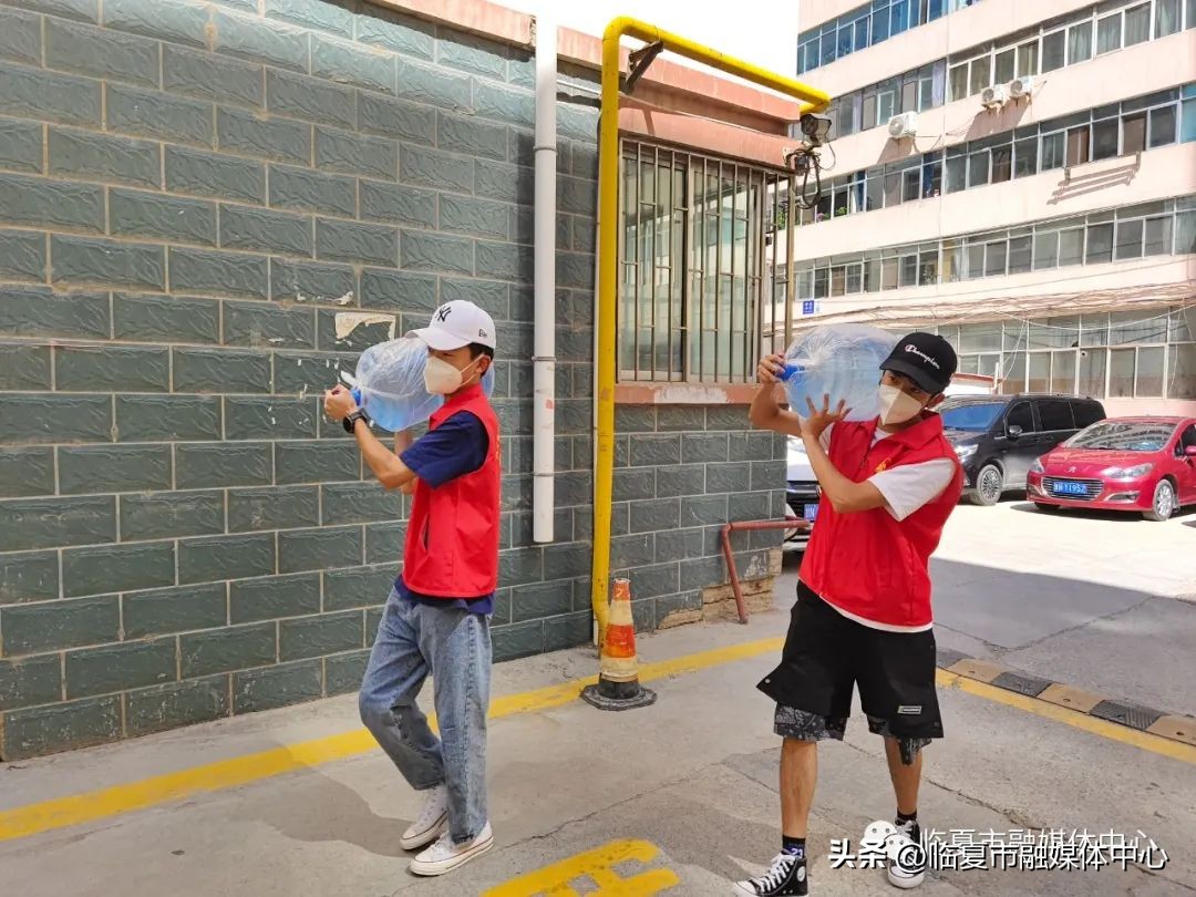 临夏市：小家大爱！母子档姐弟兵，抗疫一线的“全家总动员”