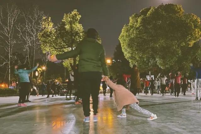 66岁大爷想找57岁大妈搭伙，大妈坦言：行，但得答应我3个要求