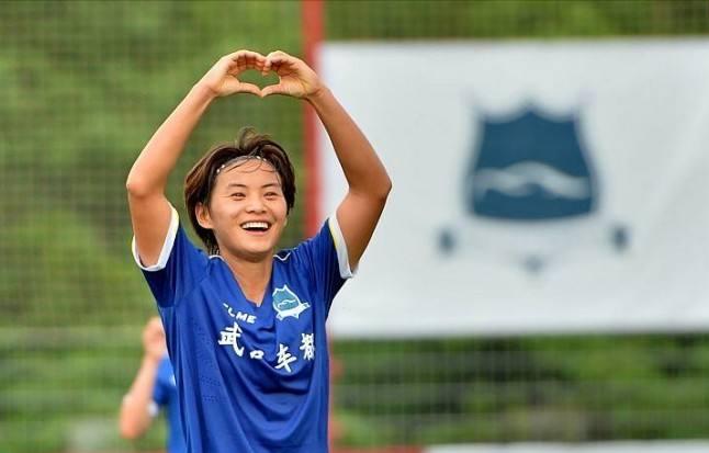 女子足球运动员王霜简历,王霜被父母抛弃