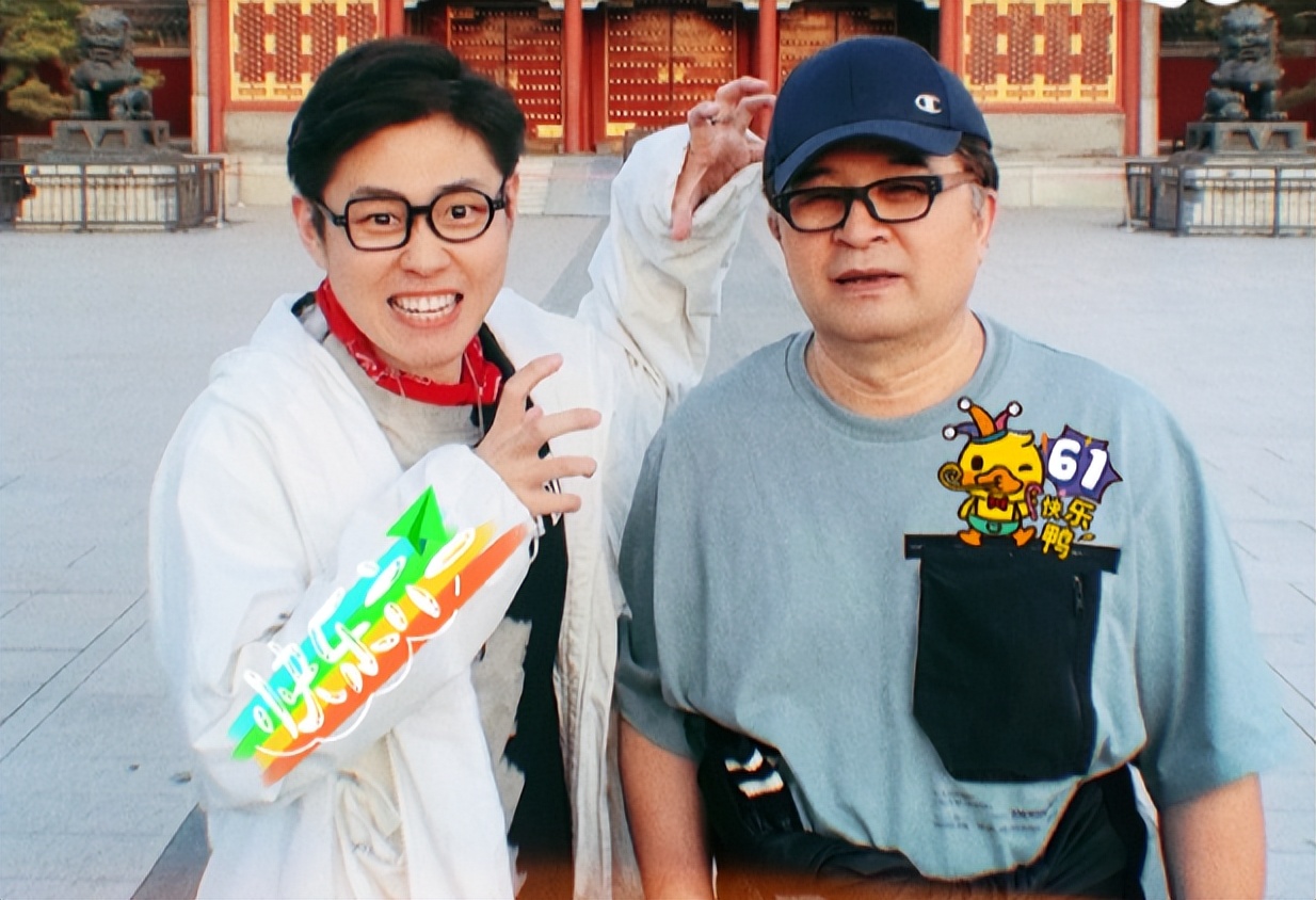 64岁毕福剑近况：满脸皱纹睁不开眼，和普通大爷没啥区别