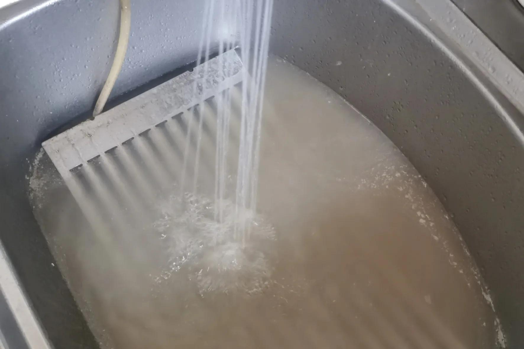 过年了需要一个擦油烟机的小窍门,冬天在家清洗油烟机