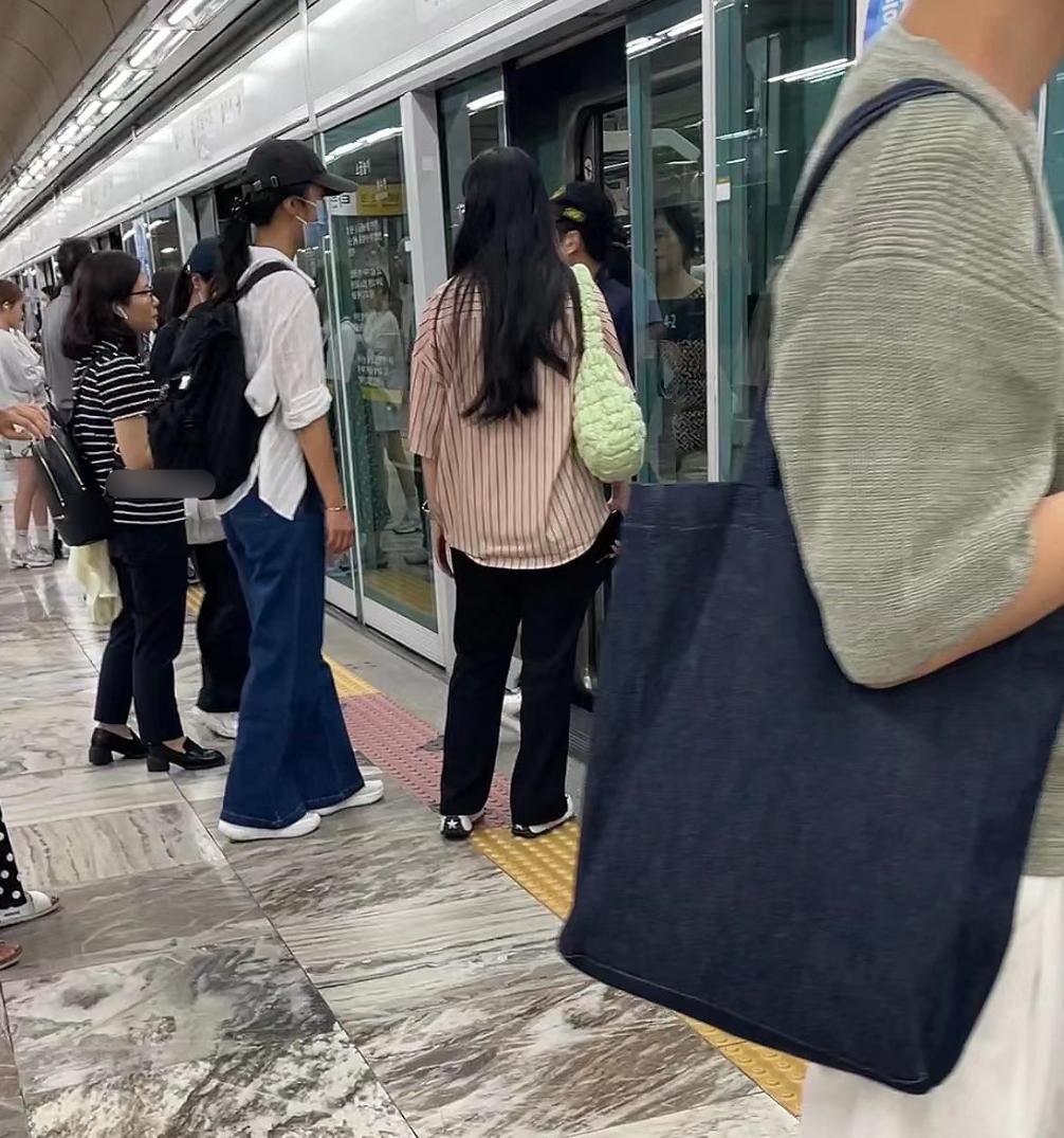 汤唯素颜出行真实低调自信大方,汤唯的韩国生活