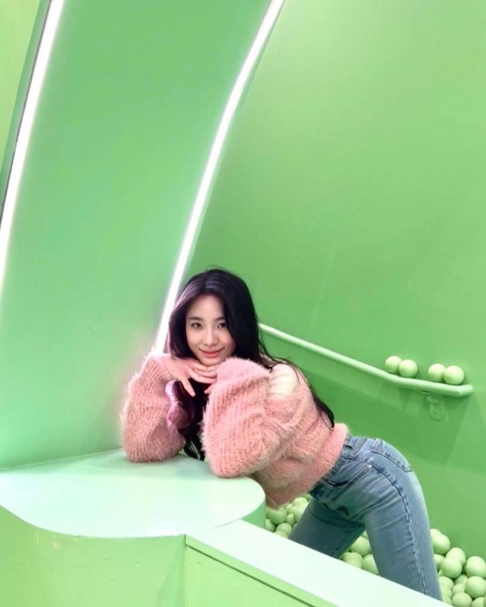 小s拿着勺子穿红衣广告照,小s二女儿新广告