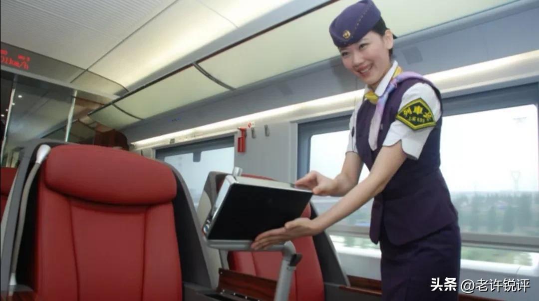 女乘客吐槽卧铺车厢3男1女真尴尬，结果12306答复真霸气