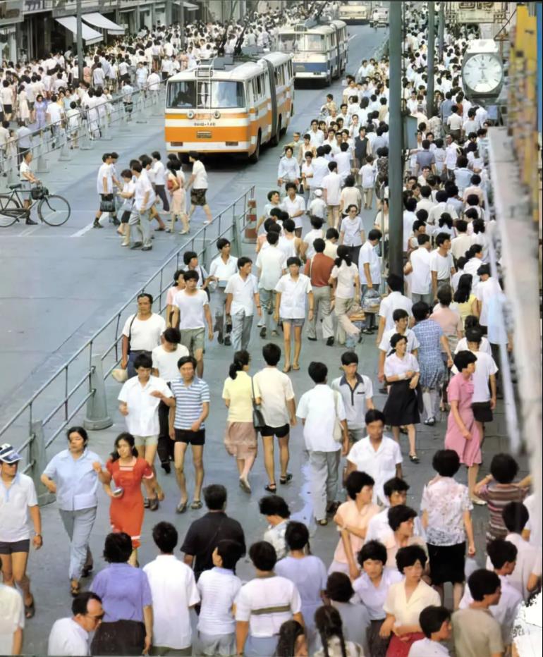 八十年代的上海老照片,踩在东海沿岸闪耀着无与伦比的繁荣骄傲