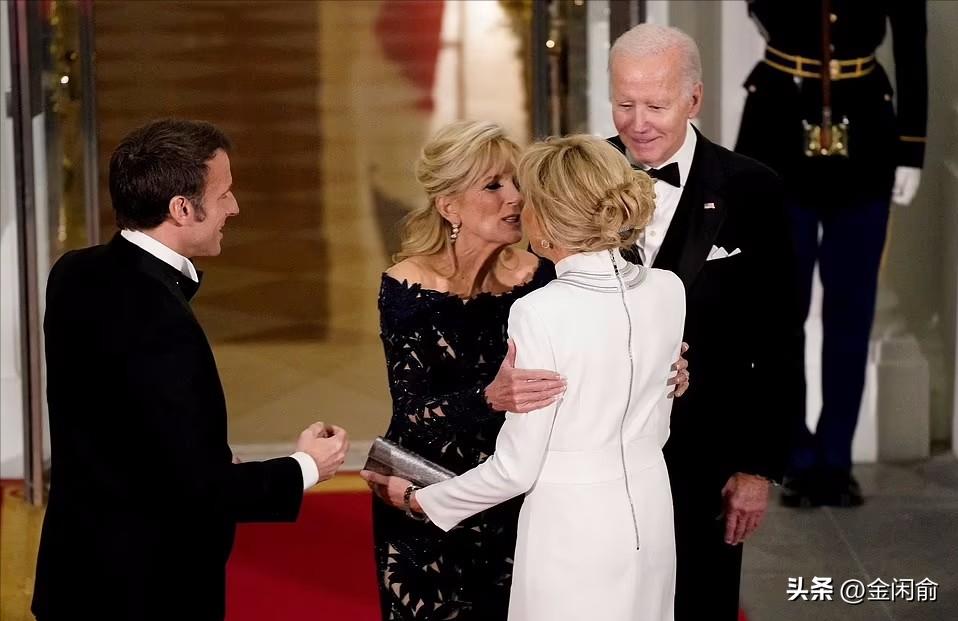 马克龙夫妇携手并肩,马克龙与妻儿出席活动