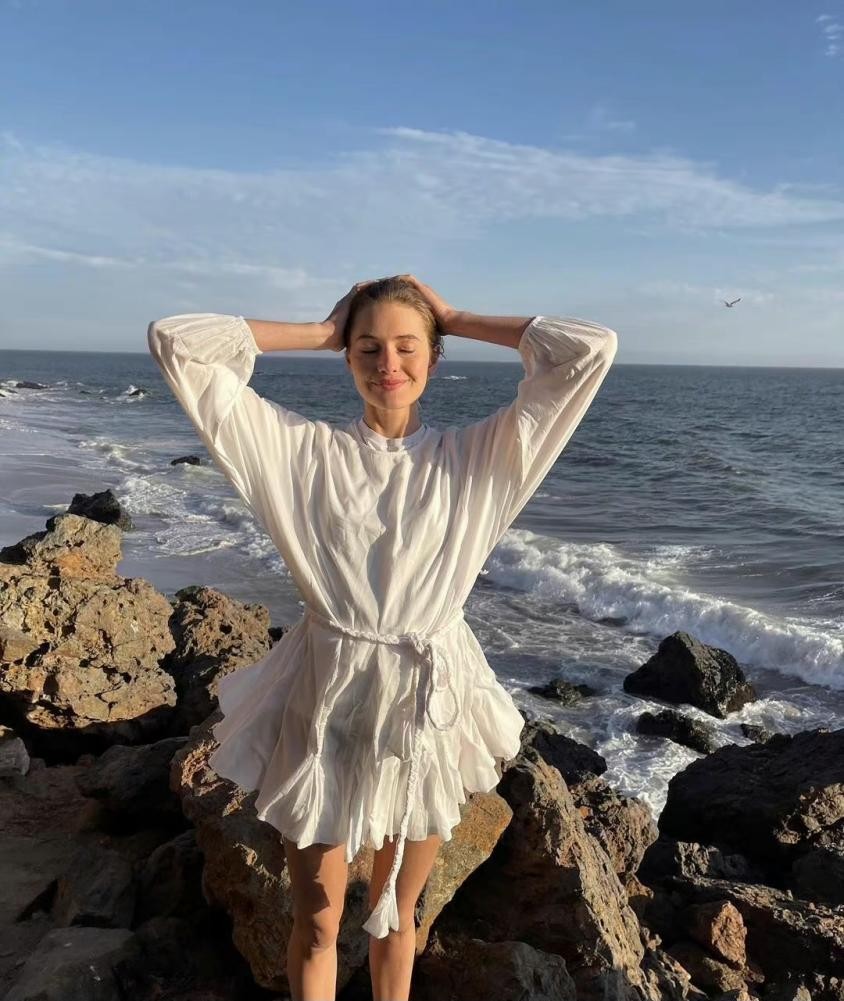 为什么穿百褶裙总有一条褶皱,为什么有的女孩子穿褶皱裙别扭