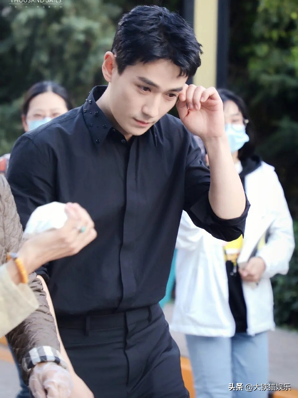 穿黑衬衫好看的人,穿黑衬衫的帅气男人