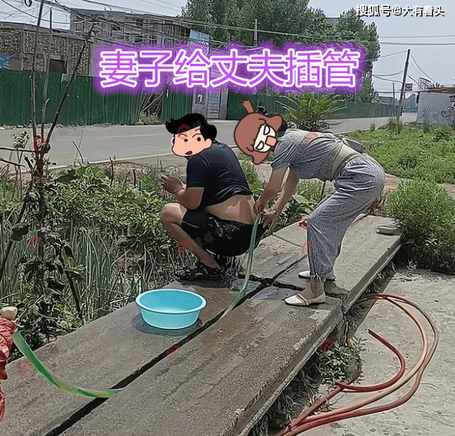 男子一边浇水一边与女网友聊天，女子发现把水管插进男子裤裆里
