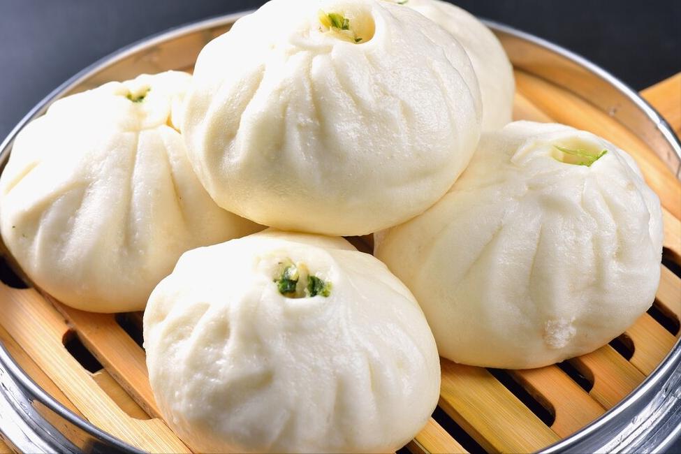 蒸青菜包子，为何总是发黄？教你2招，青菜翠绿不变色，香喷喷的