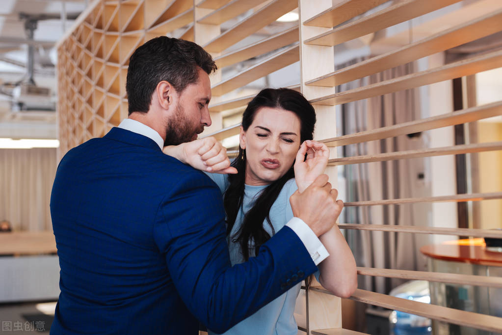 电脑“闹鬼”半夜自动播黄片2013年留学美女遭遇跨国黑客艳照讹诈