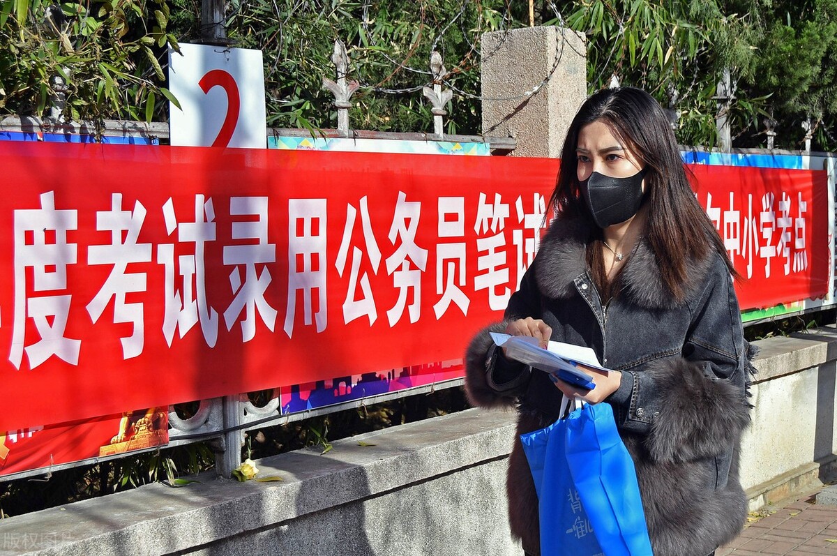 应届生考选调生还是考公务员好,选调生和普通公务员还有哪些